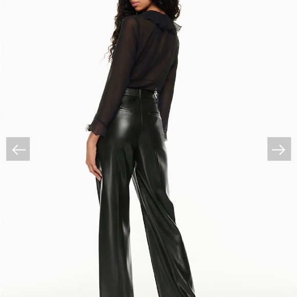 The Effortless Pant™ New
High-waisted wide-leg Vegan Leather pants si 10 - Picture 16 of 16
